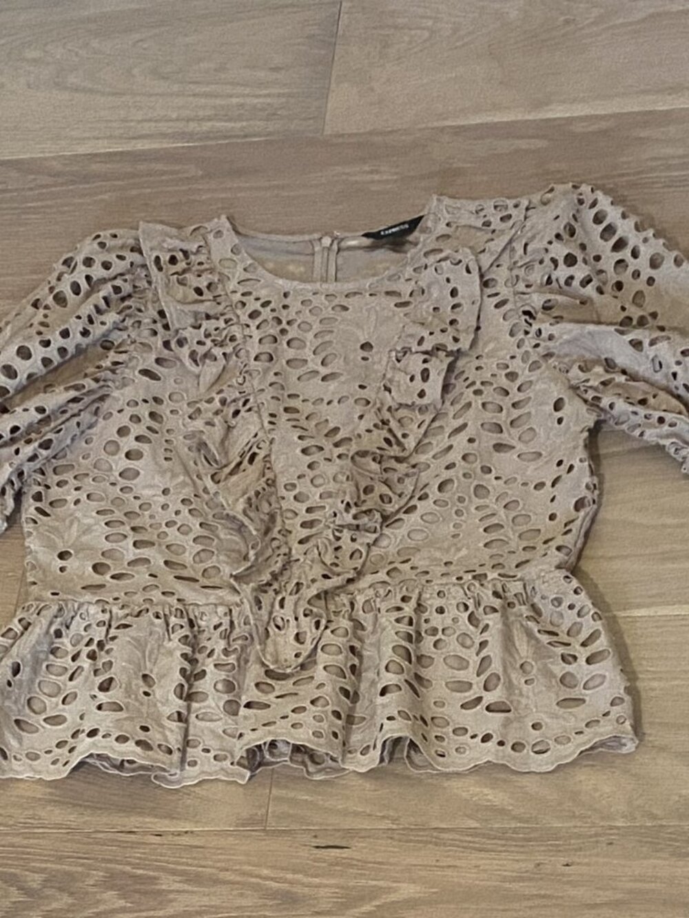 Express Tan Eyelet Puff Sleeve Top Size Large NWT - Picture 3 of 12